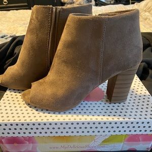 Delicious ankle boots Taupe open toed 8 like new